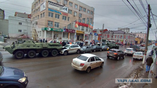 В Курске во время перегона военной техники случился небольшой казус