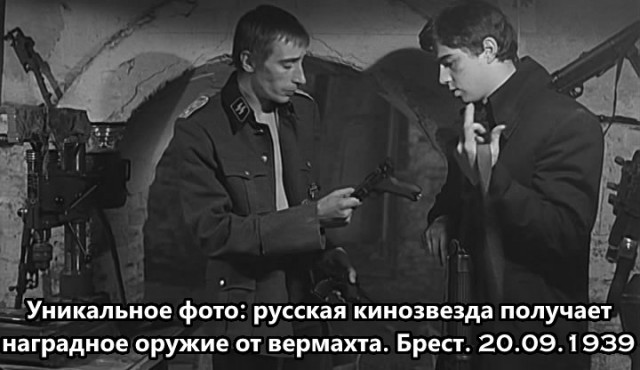 На Западе верят, что на этом фото целуются немецкий солдат и красноармейка на параде в 1939-м. А что на самом деле?