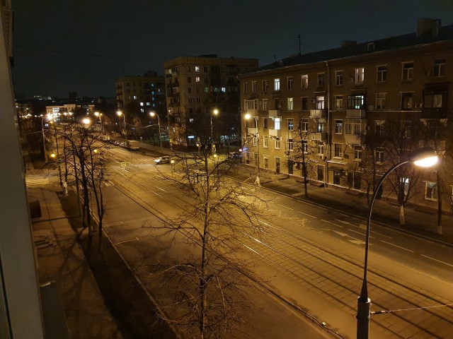 Давайте фото у кого какой вид из окна на оживленные улицы городов в настоящий момент