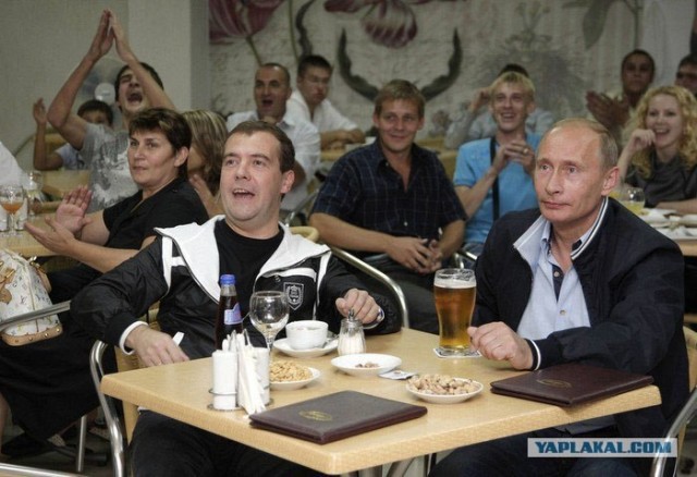 Путин и Медведев смотрят футбол в Сочи