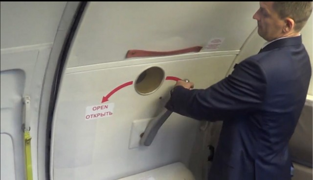Владимир Кузнецов, который открыл аварийный выход в "боинге" перед вылетом в Турцию, рассказал о своём поступке