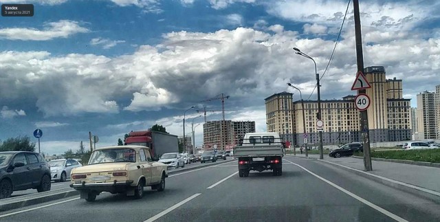 Два мотоциклиста разбились на Октябрьской набережной в Петербурге