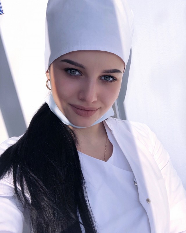 Девушки в белых халатах