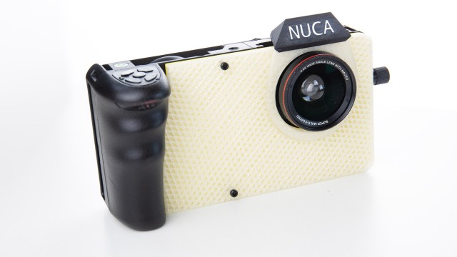 Дизайнеры представили Nuca — ИИ-фотокамеру, которая раздевает людей на снимках