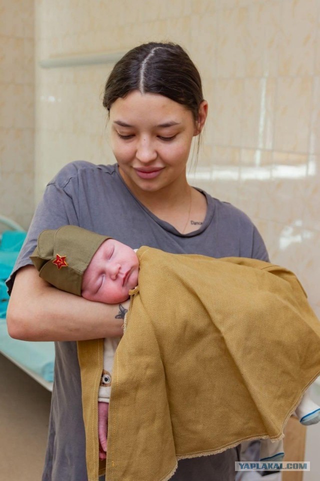Новорожденных в военной форме выписали из кемеровского роддома