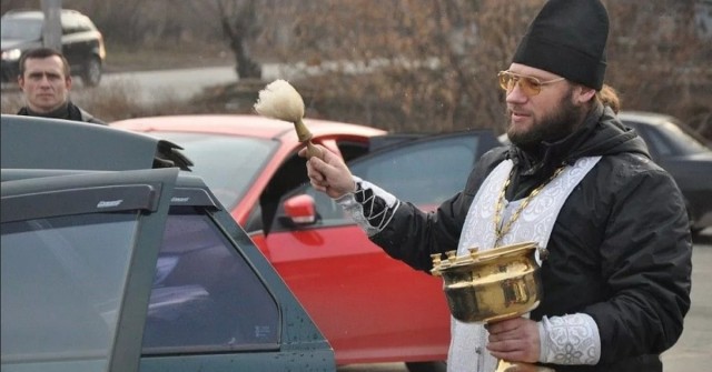 В Совфеде поддержали позицию РПЦ по освящению банковских карт