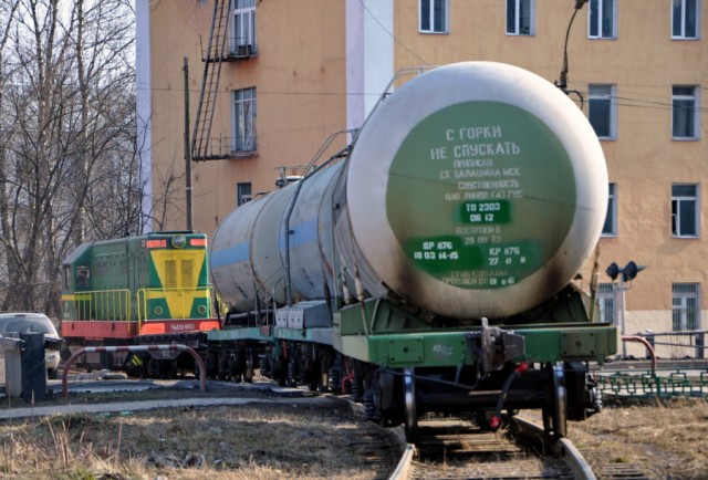 Попал под вагон.