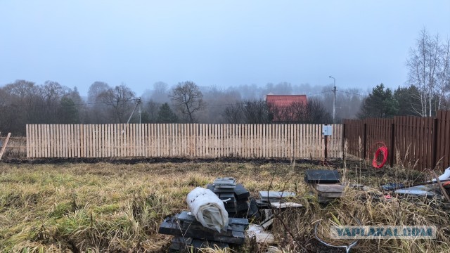 Из чего сделать фасадный забор, требуется помощь