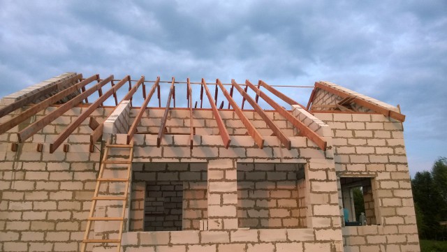 Строящийся дом. Строящийся дом. Строил лаял. Постройка дома в деревне. Строил лаял.