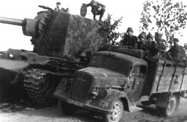 «Тяжелый штурмовой танк КВ-2»