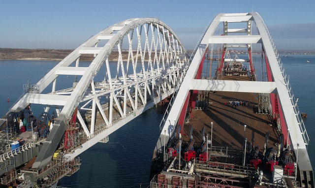 Строители завершили уникальную операцию по установке арок Крымского моста