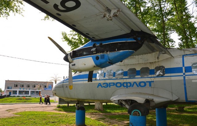 Самолет во дворе