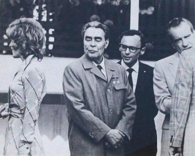 История СССР. Литва, 1980-е . Раввин с калмычкой спрашивают у местных, как пройти в синагогу