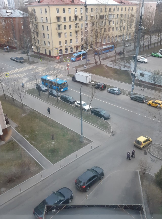 Давайте фото у кого какой вид из окна на оживленные улицы городов в настоящий момент