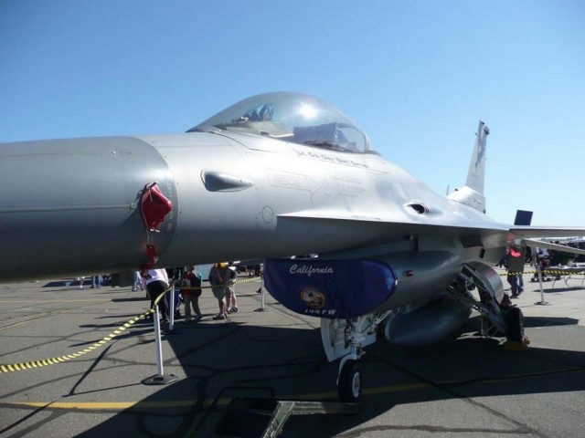 Маневр истребителя F-16 Viper ВВС США на предельно малой высоте