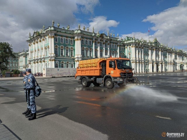 Дворцовую площадь перекрыли «для дезинфекции» перед акцией солидарности с Хабаровском