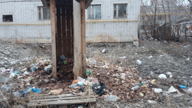 В Иркутской области для трех многоквартирных домов построили новые туалеты во дворах