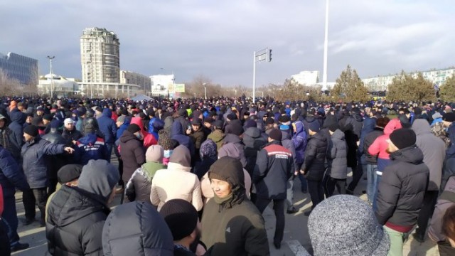 «Старик, уходи!» В Казахстане вспыхнули массовые протесты