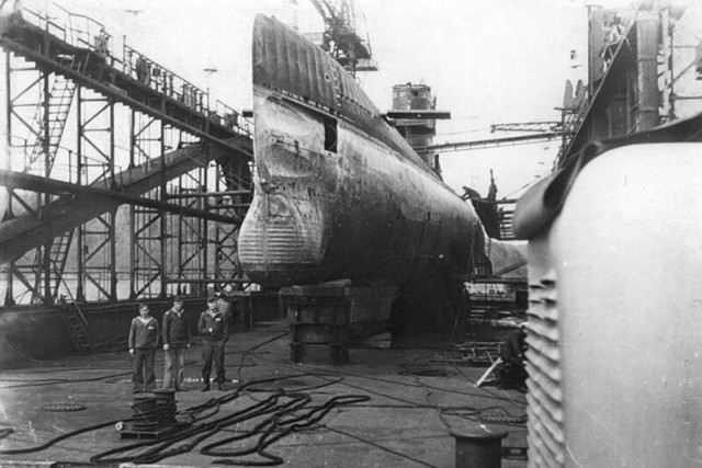Когда-то здесь базировались крейсера Советско-Гаванской ВМБ, а теперь пилят подлодки