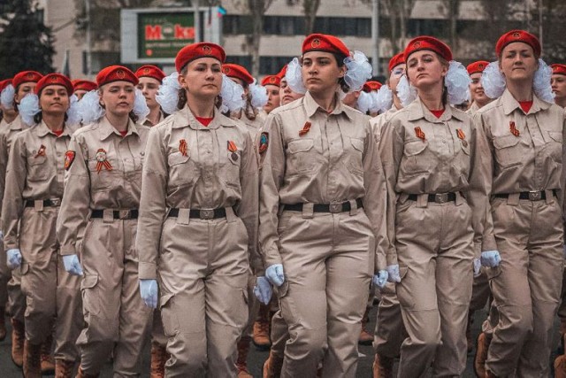 Военнообязанным женщинам с 1 октября запретят выезжать с Украины