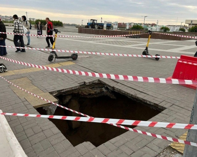 В Казани под девушкой провалился асфальт, она рухнула во внезапно образовавшуюся яму