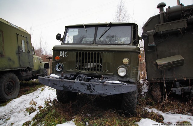 Березки, снег и списанная военная техника