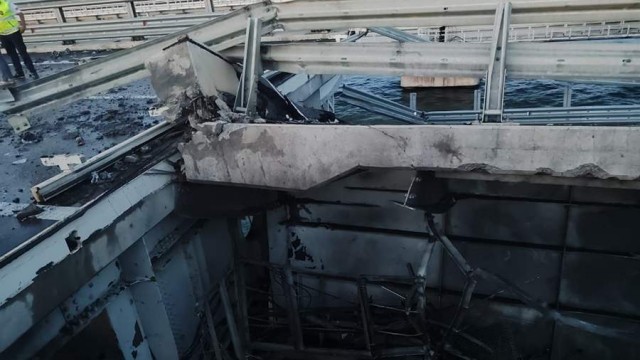 Телеканал Крым 24 показывает поврежденную часть Крымского моста, видео снято из вагона поезда