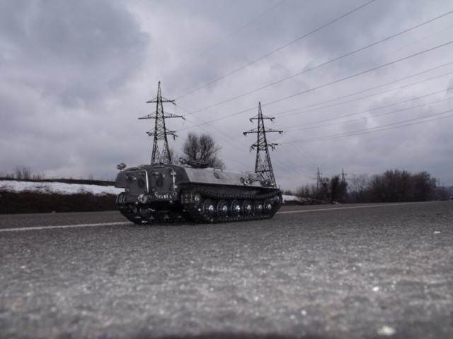 Модель МТЛБ из металла в масштабе 1:18