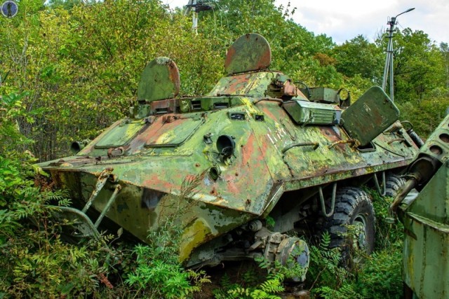 Заброшенные в лесу БТР-ы связистов с дорогими платами внутри