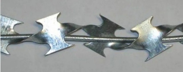 Идиот прыгнул на батут из колючей проволоки