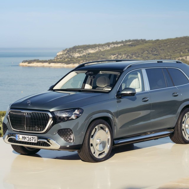 Mercedes показал новый Maybach GLS 800