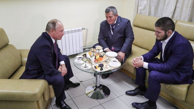 Фанатизм или лицемерие? Навальный показал фото Хабиба в ванной с мужчинами