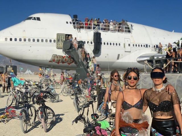 Девушки фестиваля Burning Man-2019