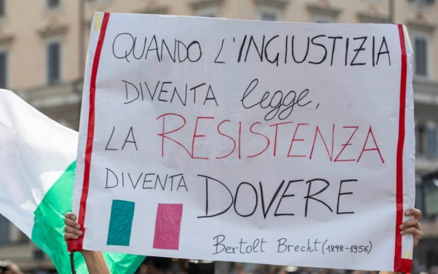 Протесты в Милане (Италия) против "ковидных паспортов"