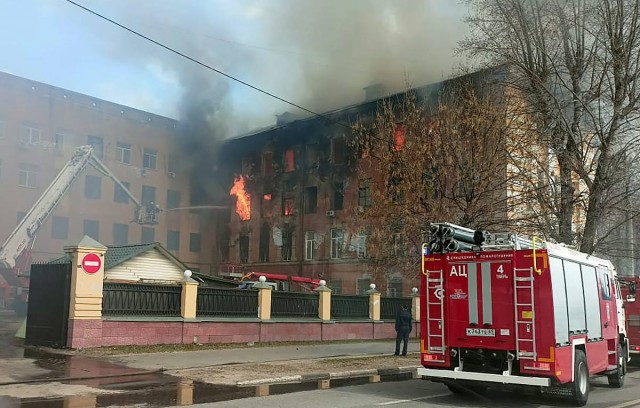 ТАСС: спасателей вызвали в НИИ в Твери спустя полтора часа с начала пожара