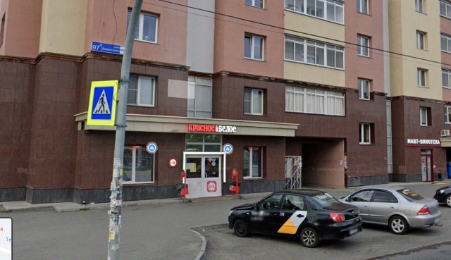 «Универсальные солдаты». Российский алкомаркет «Красное и Белое» начал «штрафовать» продавцов за сидение на стуле
