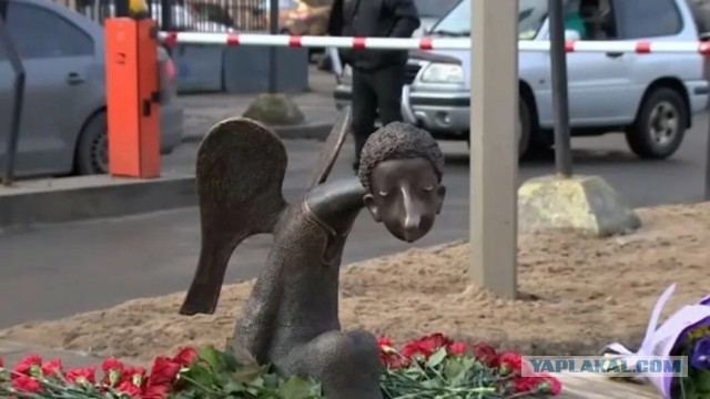 В Петербурге установили памятник коту Кузе, погибшему от рук живодёров.