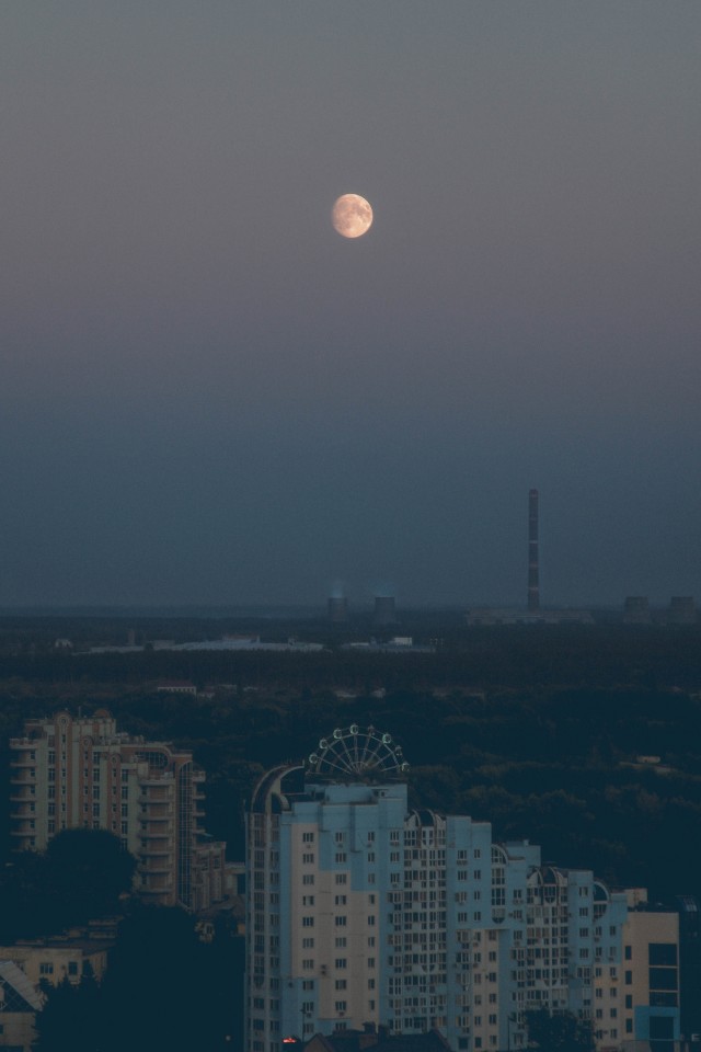 Солнце, небо и лунища