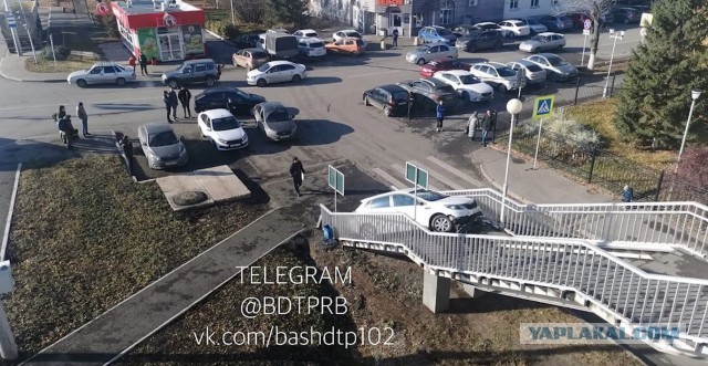 В Уфе женщина за рулем попыталась заехать на пешеходный мост, однако что-то пошло не так