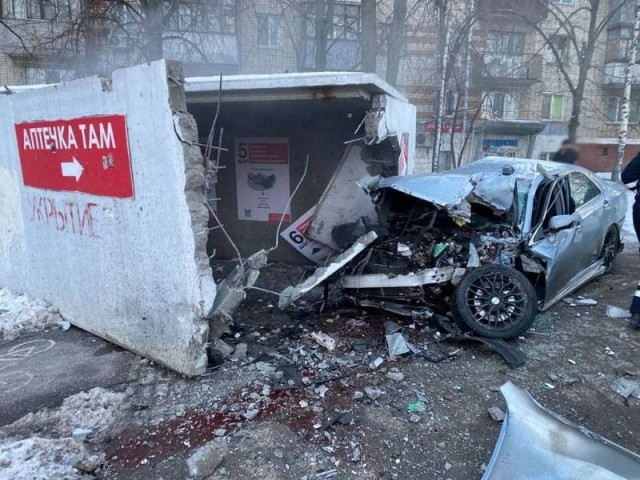 "Тойота Краун" влетела в бетонное укрытие. г.Белгород