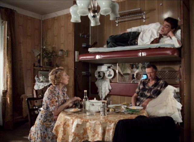 Кто-то очень любит бухать в купе)))