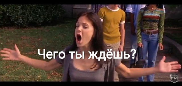 На стройке в Марьино один из рабочих забрался на стрелу крана.