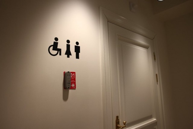 Не пустили в туалет – готовьте деньги