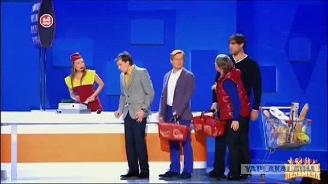 А на соседней кассе дед стоит и покупает всего одну луковицу...