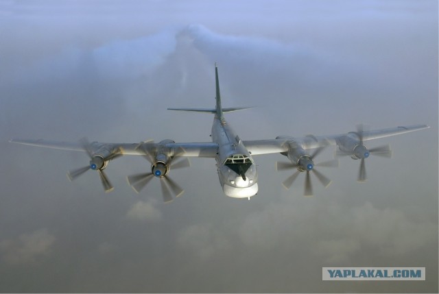 Американский стратегический бомбардировщик B-52 Stratofortress разбился на военно-воздушной базе Эдвардс в штате Калифорния.