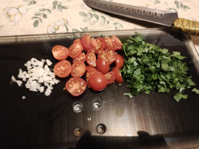 Как я обжариваю сковородки, чугунные. И дачный ужин.