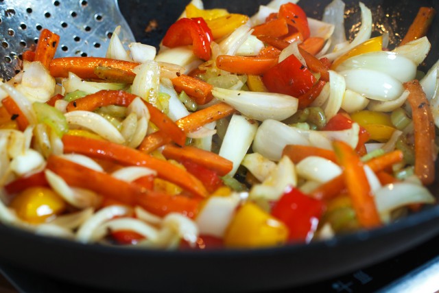 Жареная лапша с куриной грудкой