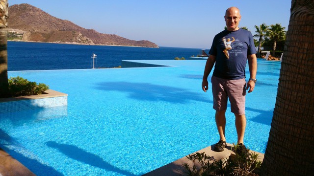 16 Бассейнов без границ