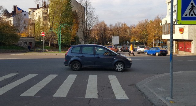 Очередное наглое хамство при парковке. Один уехал, другой встал. И конца этому нет