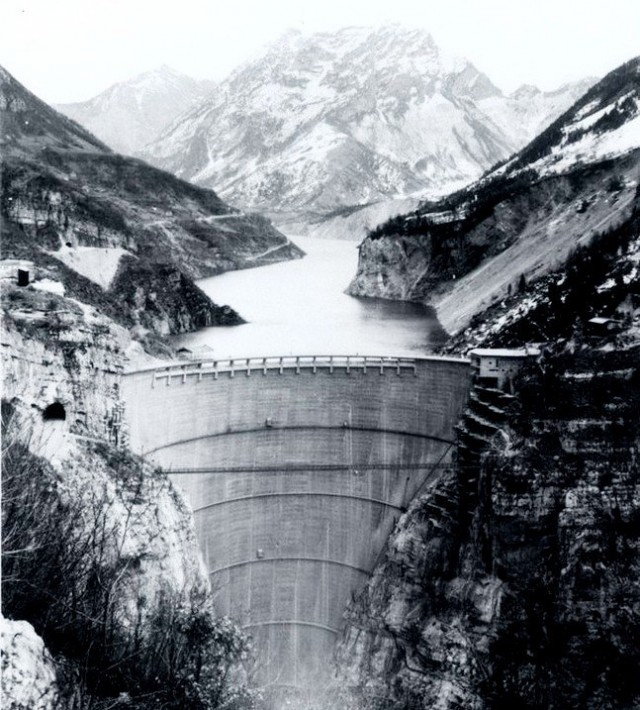 Плотина Вайонт в Италии: почему пришлось спустить водохранилище и бросить новую дамбу.